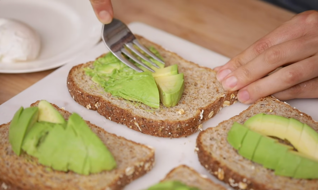 Avocado toast with egg – easy healthy breakfast recipe